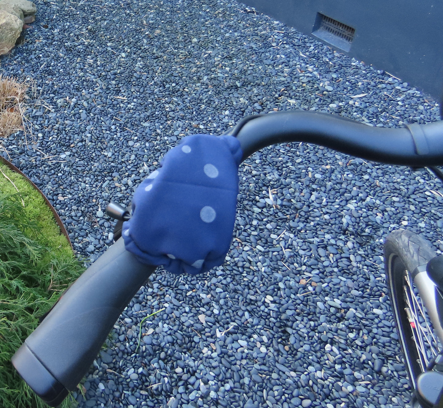 E-Bike-Display-Hülle fest K. Stip auf dunkelblauem Softshell
